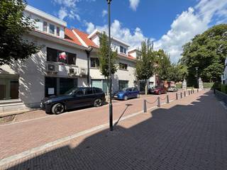 <p>Dit volledig gerenoveerde appartement is gelegen in het centrum van Vosselaar, in een rustige doodlopende straat. Dankzij de centrale ligging geniet u van alle voorzieningen op wandelafstand, terwijl u toch in alle rust kunt wonen.<span></span></p>
<p>Bij het betreden van het appartement komt u in de inkomhal, waar zich een apart gastentoilet en een praktische berging bevinden met aansluitingen voor een wasmachine en droogkast.</p>
<p>Verder bereikt u de lichtrijke woonkamer, die aansluit op de volledig uitgeruste keuken. De keuken is voorzien van een koelkast, oven, vaatwasser en kookplaat. Aansluitend bevindt zich nog een extra berging,.</p>
<p>Op de bovenverdieping vindt u drie ruime slaapkamers en een badkamer. Daarnaast beschikt het appartement over een zolder, die gebruikt kan worden als extra opbergruimte.<br /><br />Bijzonderheden:<br />- EPC: B-label<br />- Beschikbaarheid: onmiddellijk</p>