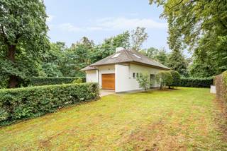 Rust, ruimte en groen vormen de perfecte basis voor deze vrijstaande villa aan Grasbos 2 in Molenstede. Gelegen in de residentiële wijk Grasbos geniet deze woning van een bijzonder aangename en groene woonomgeving, met tegelijk een vlotte bereikbaarheid naar het centrum van Diest, winkels, scholen, openbaar vervoer en andere dagelijkse voorzieningen. Ook de prachtige natuur van de Demervallei en de Demerbroeken bevindt zich vlakbij.<br /><br />De woning onderscheidt zich door haar royale volumes, hoogwaardige afwerkingsmaterialen en aangename woonbeleving. De ruime indeling vormt een uitstekende basis voor comfortabel gezinsleven, waarbij kwaliteit en ruimte doorheen de woning centraal staan.<br /><br />Op de bovenverdieping bevinden zich drie zeer ruime slaapvertrekken, een praktische dressing en een grote, volledig uitgeruste badkamer. De royale afmetingen en doordachte indeling zorgen hier voor een comfortabele en aangename privésfeer.<br /><br />Buiten vormt het zwembad zonder twijfel één van de blikvangers. Omringd door ruime terrassen en met een prachtig zicht op het omliggende groen creëert het een uniek infinity-poolgevoel. De combinatie van het zwembad, de terrassen, de natuurlijke omgeving en de uitstekende privacy zorgt voor een bijzonder ontspannen sfeer en een heerlijk vakantiegevoel in eigen tuin.<br /><br />Een bijkomende troef is de dubbele inpandige garage, aangevuld met een ruime kelder, waardoor er volop plaats is voor wagens, fietsen, hobby’s en extra opslag.<br /><br />Met een bruikbare vloeroppervlakte van circa 304 m² ( Bron EPC)biedt deze villa uitzonderlijk veel ruimte.<br /><br />Een stijlvolle en royale villa waar hoogwaardige materialen, ruimte, privacy en natuur harmonieus samenkomen – met het zwembad en zijn prachtige groene setting als absolute blikvanger.