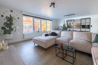 Zeer aangenaam appartement op de 1ste verdieping, met lichtrijke living en open, volledig geïnstalleerde Dovy-keuken, voorzien van...