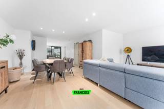In een recente en goed onderhouden residentie uit 2022 bevindt zich dit lichtrijke duplex-appartement met een bewoonbare oppervlakte van ca. 130 m². Dankzij de indeling over zowel het gelijkvloers als de eerste verdieping geniet het appartement van een stadstuin met berging én twee ruime terrassen.<br /><br />Bij het betreden van het appartement kom je terecht in een ruime inkomhal met gastentoilet. Aansluitend bevindt zich de volledig ingerichte leefkeuken, voorzien van alle moderne toestellen en met voldoende ruimte voor een eetplaats. De aangename leefruimte biedt dankzij de grote raampartijen overvloedig natuurlijk licht. Daarnaast is er ook een praktische berging aanwezig.<br /><br />Op het gelijkvloerse niveau bevinden zich twee volwaardige slaapkamers, waarvan één met een inloopdouche. De ruime badkamer is ingericht met een ligbad. Beide slaapkamers bieden rechtstreekse toegang tot de gezellige stadstuin met tuinberging.<br /><br />Het appartement wordt verwarmd via centrale verwarming met vloerverwarming, is voorzien van hoogrendementsbeglazing en is geïsoleerd volgens de huidige normen wat zorgt voor een aangenaam comfort en een energiezuinige score.<br /><br />De residentie beschikt verder over een gemeenschappelijke fietsenberging en bevindt zich op een centrale locatie, vlakbij winkels, openbaar vervoer en belangrijke verbindingswegen.<br /><br />Benieuwd naar dit unieke duplex-appartement? Aarzel niet om een bezoek in te plannen en laat je verrassen wat dezee woning te bieden heeft!<br /><br />