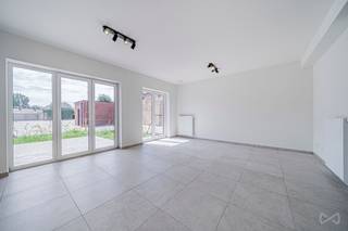 Trazegnies, dicht bij het centrum, groene ruimtes en alle voorzieningen en toch dicht bij de hoofdwegen. Dit appartement van 85 m² heeft 1 kamer en 1 badkamer. Het bestaat uit een woonkamer met open keuken volledig uitgerust om jezelf te configureren op onze keuken, 1 slaapkamer, 1 kantoor, 1 badkamer met bad, meubels met dubbele wastafel. Wasruimte en apart toilet. Terras van 5,5 m² en een tuin van 31 m². Verkoopprijs: 239.000 euro. Verkoop onder BTW-regeling 6% of 21% op de constructie en (12,5%) op de grond. Mogelijkheid om een parkeerplaats te kopen: €11.900 excl. BTW of carport + kelder voor €19.900 excl. BTW. Meer informatie op 02.355.42.20 of op info@immo-star.be