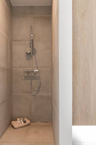 Deze strak ontworpen nieuwbouwwoning van Huysman Bouw ligt in een rustige, nieuwe verkaveling tussen de Eeklostraat en Benninckstraat. De bouwwerken zijn gestart en u koopt aan vaste prijs. De woning is zuidoost georiënteerd op een perceel van 256 m² en beschikt over een carport, zolder, 3 slaapkamers en een praktische wasplaats. Dankzij de grote raampartijen geniet u van veel licht en een optimale indeling. Energiezuinigheid staat centraal: warmtepomp met vloerverwarming op beide verdiepingen, zonnepanelen, ventilatie met warmterecuperatie en superisolerende beglazing zijn standaard. Uw interieur kiest u volledig op maat, met begeleiding van onze interieurarchitect. Ruime budgetten voor keuken, vloeren en deuren zijn voorzien. Ontworpen door CAS architecten, met hoogwaardige gevelmaterialen en strakke lijnen. Interesse? Contacteer Ewout Vanden Bussche via 0497 588 888 of contact@huysmanbouw.be.