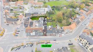 Dit handelspand met woongelegenheid, ruime opslagruimte en drie garages geniet van een uitstekende ligging in Zarren, op een boogscheut van het centrum van Kortemark. Dankzij de nabijheid van de kruising tussen de N35 richting Diksmuide en de N36 richting Staden, is de zichtbaarheid en bereikbaarheid optimaal. Momenteel wordt het pand uitgebaat als bakkerij, maar het biedt ook tal van andere mogelijkheden voor wie wonen en werken wil combineren. <br /><br />Het handelspand omvat een winkelruimte met doorgang naar de bakkerij en het woongedeelte, een koelcel, een werkplaats of atelier van 144 m², een technische ruimte en een opslagplaats die momenteel dienst doet als droogruimte voor grondstoffen. De woonst zelf beschikt over een ruime leefruimte met eet- en zithoek, een ingerichte keuken, veranda, bureel en twee bergingen. Op de verdieping bevinden zich drie slaapkamers, een grote bergruimte van 16 m² en een badkamer met ligbad en douche. Verder is er ook een zolder, een gezellig terras en een tuin met tuinhuis aanwezig.<br /><br />Achteraan bevindt zich een zeer ruime opslagplaats of garage met een poorthoogte van 2,50 meter, bereikbaar via het handelspand of via een toegangspoort aan het Zarrenplein. Deze ruimte is geschikt voor het stallen van een bedrijfsvoertuig. Daarnaast zijn er nog drie afzonderlijke garages, waarvan één momenteel verhuurd is.<br /><br />De totale perceeloppervlakte bedraagt 1.096 m², waarvan 380 m² en 716 m², met een bruikbare vloeroppervlakte van 244 m². Het pand kan onderhevig zijn aan de renovatieplicht voor niet-residentieel vastgoed, opgelegd door de Vlaamse overheid.<br /><br />