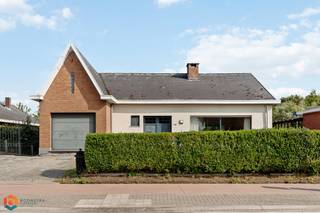 Op een goede locatie te Onze-Lieve-Vrouw-Waver bevindt zich deze ruime woning met 2 slaapkamers en ruime zolder op een mooi perceel van 1000 m². U geniet hier van een rustige ligging, toch in de nabijheid van winkels, scholen, openbaar vervoer en belangrijke invalswegen.<br /><br />We betreden de woning via de inkomhal met apart gastentoilet. De leefruimte geniet van veel lichtinval door de vele raampartijen en kunt u inrichten met een gezellige zithoek, voorzien van een gezellige houthaard en aparte eetplaats. Hierlangs bereiken we de lichtrijke veranda en de keuken dewelke is voorzien van de voornaamste toestellen. U beschikt verder op het gelijkvloers nog over een badkamer met douchebad en lavabo, 2 slaapkamers, een berging en een inpandige garage. De zolder biedt de mogelijkheid om extra kamers in te richten. De woning is volledig onderkelderd wat extra opslagruimte biedt en is tevens ook bereikbaar via de poort achteraan de woning.<br />In de ruime tuin kunt u steeds in alle rust en privacy genieten van het mooie weer.<br /><br />U bent verplicht om deze woning binnen de 6 jaar na aankoop grondig energetisch te renoveren tot minimum EPC-label D. <br /><br /><br />Dit is een uitstekende opportuniteit als u op zoek bent naar een ruime woning op een mooi perceel te Onze-Lieve-Vrouw-Waver. Contacteer ons voor meer informatie op 0479 13 63 69 of neem een kijkje op www.boonstravastgoed.be . <br /><br />Bijzonderheden : <br />- Lichtrijk<br />- Ruime kelder<br />- Perceel = 1000 m²