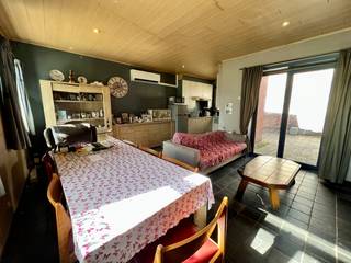 Propriété d'investissement intéressante au centre de Russeignies - Chaussée de Renaix 1A à Russeignies <br />Ce bien loué est situé au cœur de Russeignies (Mont-de-l’Enclus), à proximité de Ronse et avec un accès facile à Avelgem. La propriété est attrayante en tant qu'investissement avec un rendement d'environ 5%, mais peut également être acquise pour une occupation personnelle, sous réserve de résiliation du contrat de location.<br />Le logement nécessite un rafraîchissement, mais offre une disposition pratique avec un hall d'entrée, un salon, une cuisine, une chambre, une salle de bain, un espace de rangement, un petit jardin et un grenier.<br /><br /><strong>Atraits :</strong><br />Chauffage via pompe à chaleur<br />Double vitrage partout<br />Électricité conforme<br />Rendement net de 5%<br />Emplacement central à proximité de Ronse et Avelgem<br />Toit en bon état <br />Une opportunité intéressante pour les investisseurs, les primo-accédants ou les célibataires !<br />Intéressé ? Contactez Jens au 0488 98 13 30 ou jens@immoboss.be<br />