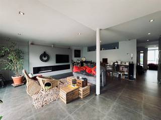 Dit appartement is gelegen op de eerste verdieping in Melsele. U beschikt over een zonnig terras en een achterliggende garage.U betreedt het appartementencomplex via de algemene inkomhal, zowel via de lift als via de trap bereikt u de inkomdeur van het appartement. De indeling van het appartement is als volgt: U betreedt het appartement via de inkomhal met apart toilet en ingemaakte kasten. Via de glazendeur bereikt u de open ingerichte keuken, voorzien van alle nodige toestellen, aparte bergruimte, kookeiland met zitruimte en toegang tot het zonnig terras met uitzicht op de Onze-Lieve-Vrouw Kerk. Op het terras bevindt zich een extra opbergruimte. Verder is er de living en eetkamer met gashaard. Op de nachthal bevinden zicht twee slaapkamers en een ingerichte badkamer met dubbele lavabo met meubel, handdoekradiator, inloopdouche, ligbad en toilet.Nog enkele troeven van dit appartement: Vloerverwarming, hoogwaardige afwerking, spotjes voorzien, achterliggende garage, lage algemene kosten van € 50,00/maand, laag E-peil en het appartement is vrij vanaf 1 december 2026.Interesse? Aarzel zeker niet om ons vrijblijvend te contacteren.