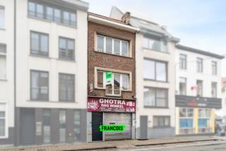 Dit karaktervolle pand bevindt zich in de Sint-Amandstraat te Gent, op wandelafstand van het Sint-Pietersplein en het historische centrum. Dankzij deze levendige ligging is het uitermate geschikt voor een commerciële activiteit, kantoorruimtes of een vrij beroep. Ook een combinatie van wonen en werken is hier perfect mogelijk.<br /><br />Alle voorzieningen liggen in de onmiddellijke omgeving en de bereikbaarheid is uitstekend, zowel met de fiets, de wagen als het openbaar vervoer.<br /><br />Het gelijkvloers doet momenteel dienst als handelsruimte en omvat een gemeenschappelijke inkomhal met toegang tot de commerciële ruimte, een douchekamer en de kelder. Aansluitend bevindt zich de keuken met toegang tot een kleine zolderruimte.<br /><br />De eerste en tweede verdieping hebben een gelijkaardige indeling, telkens met een nachthal die uitgeeft op twee kamers.<br /><br />De renovatiemogelijkheden werden reeds onderzocht en uitgewerkt in duidelijke plannen door een architect. Een grote meerwaarde is de mogelijkheid om twee extra bouwlagen te realiseren, wat bijkomend potentieel biedt, bijvoorbeeld voor een dakterras.<br /><br />Interesse in dit pand met tal van mogelijkheden op een centrale ligging? Neem gerust contact op met Brent of Jamiro via brent@immofrancois.be of jamiro@immofrancois.be voor meer informatie of een bezoekmoment.<br /><br />