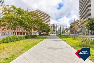 Bent u op zoek naar een veilige en rendabele investering? Deze recente kantoorruimte in het centrum van Oostende met een solvabele huurder biedt een unieke kans! Met een jaarlijkse huurprijs van € 46.380,- heeft dit pand een stabiele bron van inkomsten. De kantoorruimte is gelegen in een modern en goed onderhouden gebouw, strategisch gelegen vlakbij het centrum, station en snelweg. Laat deze kans niet liggen om te investeren in een zorgeloze en winstgevende vastgoedportefeuille. Neem vandaag nog contact op voor meer informatie of een bezichtiging!