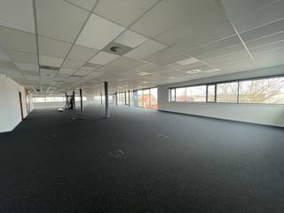 Dit kantoorgebouw is uitstekend gelegen en biedt een totale oppervlakte van 3.575 m², waarvan momenteel 1.200 m² beschikbaar is op de...