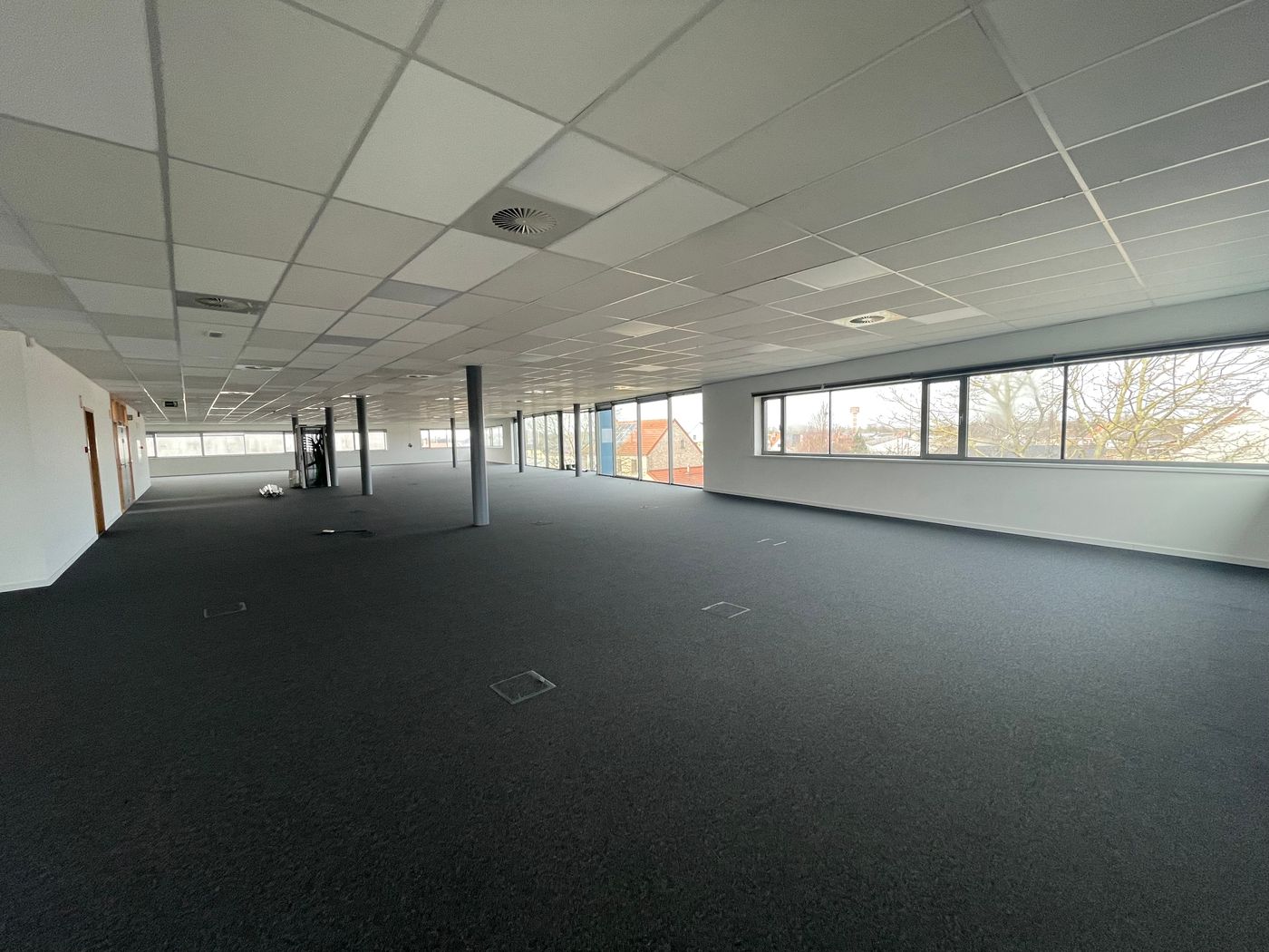 1.200 m² de bureaux au dernier étage, visibilité unique sur l'E40 à Melle - photo 2