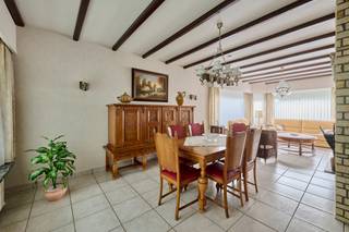<span><strong>Residentieel gelegen woning met charmante uitstraling op een zuid-oostelijk georiënteerd perceel van 4a40ca</strong>. Deze open bebouwing op de Keulsekarstraat 11 is gesitueerd in een rustige woonstraat. Hier p</span><span>rofiteer je van een vlotte verbinding naar het centrum met winkels, horeca en scholen. Ook vlakbij belangrijke invalswegen waardoor je van een ideale uitvalsbasis mag spreken. Dit is het pand bij uitstek voor wie op zoek is naar een degelijk gebouwde gezinswoning om je eigen stempel op te drukken. <br /></span><br /><span>Het pand is opgetrokken begin jaren '60 en is steeds picobello onderhouden. W<span>e hebben hier een bewoonbare oppervlakte van 186</span></span><span>m² (bron: EPC) en de indeling is als volgt:</span><br /><br /><span>Gelijkvloers</span><span>:</span><br /><span>Inkomhal met houten trap naar de eerste verdieping. De gezellige leefruimte is voldoende groot voor het plaatsen van een eet-en zithoek en is voorzien van een schouw. Aansluitend is er een aparte keuken die momenteel uitgerust is met een spoelbak, microgolf, kookplaat met dampkap, meerdere aanbouwkasten en er is eveneens ruimte voor een eettafel. Via een aparte sas is er toegang het toilet. </span><span>Extra troef; de veranda aan de achterzijde kan dienen als extra zithoek en heeft een mooi zicht op de tuin. </span><br /><br /><span>Verdieping</span><span>:</span><br /><span>Deze etage omvat een hal met toegang tot</span><span> </span><span>3 slaapkamers. De badkamer is voorzien van een lavabo, toilet en ligbad. Tot slot is er nog een uitschuifbare trap met toegang tot de geïsoleerde zolder waar je met gemak extra spullen kan opbergen. <br /></span><br /><span>Kelder</span><span>: </span><br /><span>Handige voorraadkelder die perfect kan dienen als koele berging. CV-ketel op mazout en gasaansluiting reeds aanwezig.</span><br /><br /><span>Tuin</span><span>:</span><br /><span>Mooi perceel van 4a40ca met oprit die leidt naar de garage (ca. 30m²) waar je met gemak een wagen kan parkeren en spullen kan opbergen. Dankzij de gunstige oriëntatie geniet je in de tuin van 's ochtends van de zon in alle privacy.</span><br /><br /><span><span>EPC-label F waardoor de renovatieverplichting van toepassing is. </span><span><br />PVC ramen met dubbele beglazing en CV op stookolie (gasaansluiting aanwezig). De elektriciteit is eveneens te moderniseren. Het asbestattest is voorhanden en de woning is niet asbestveilig bevonden, zie "downloads".</span><br /><br />Is jouw interesse opgewekt na het lezen van dit zoekertje? Contacteer ons vandaag nog en dan plannen we een bezoek in ter plaatse. <br /><br />Wij ontzorgen je ook voor de <strong>verkoop</strong> van je <strong>huidige woning</strong>! Voor meer uitleg helpen we je graag verder.</span>