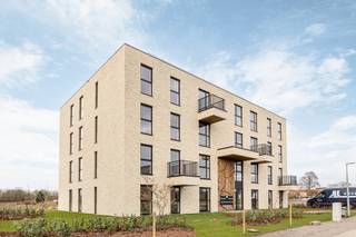 <p><strong>New-build 3-bedroom apartment with a terrace overlooking green surroundings in Oud-Turnhout.</strong> • Parking included • EPC label A • Common charges (advance payment): €100/month • Available immediately</p>
<p><strong>Location</strong><br />This apartment is located in a new residential development in Oud-Turnhout, on Klokbekererf, a quiet no-through road in green surroundings. Both the centre of Oud-Turnhout and the Grote Markt in Turnhout are approximately 2 km away.</p>
<p><strong>Layout</strong><br />Entrance hall • hallway • separate toilet • living area with dining area and open-plan kitchen • storage room with washing machine connection • three bedrooms • bathroom with bath, shower and double washbasin • terrace.<br />Two parking spaces in the underground car park come with the apartment (P19 and P20).</p>
<p><strong>Description</strong><br />The apartment is on the second floor and easily accessible by lift. It offers 94 m² of modern, energy-efficient net living space. The bright living area is the heart of the home and flows naturally into the dining area and open-plan kitchen. From the living area, you step out onto the 13.10 m² terrace, with sweeping views over the fields behind the building.<br />The three bedrooms offer space for a family, a guest room or a home office. The bathroom with bath, shower and double washbasin keeps the morning rush comfortable. Your cars are safely parked in the underground car park.<br />As a nearly zero-energy (BEN) apartment with EPC label A and an E-level of E12, this apartment keeps your energy bills exceptionally low.</p>
<p><strong>Highlights</strong></p>
<ul>
<li>New build in a quiet, green residential development</li>
<li>Nearly zero-energy (BEN) apartment with EPC label A (E12)</li>
<li>Terrace with sweeping views over the fields</li>
<li>Two underground parking spaces</li>
<li>Lift in the building</li>
<li>Common charges (advance payment): €100/month</li>
</ul>
<p><em>Living area according to the plans received.</em></p>