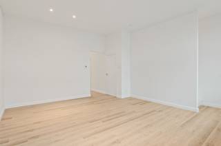 <p><span>In het centrum van Mariaburg gelegen duplex met twee slaapkamers en mooi, ruim terras.</span></p><p><span>Dit appartement werd recentelijk volledig gerenoveerd tot een echt pareltje.</span></p><p><span>Het appartement zelf beschikt op de eerste verdieping over een leefruimte, een keuken (met boven- en onderkasten, kookplaat (keramisch), dampkap, combioven, spoelbak, vaatwasser en koelkast) met voldoende plaats voor een ontbijthoek, een berging (met voorzieningen voor wasmachine en droogkast), een gastentoilet en, last but not least, een ruim terras, alwaar U in alle rust kan vertoeven.</span></p><p><span>Op de tweede verdieping vinden we een badkamer (met badkamermeubel (dubbel), spiegelkast, inloopdouche en handdoekdroger), een apart toilet (met extra opbergmogelijkheden) en twee ruime slaapkamers, respectievelijk 17,25m² en 13,25m2, terug.</span></p><p><span>Het appartement werd volledig geschilderd en tevens voorzien van verlichting, raambekleding en ophangsystemen voor kaders en schilderijen. Verhuizen en klaar dus.</span></p><p><span>Beschikbaarheid: 1 januari 2026.</span></p><p><span>Gemeenschappelijke lasten zijn er niet.</span></p>