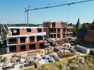 <p><span>Maak kennis met het prachtige project "Den Hamel", een residentieel appartementencomplex in Deurne. Deze ontwikkeling straalt moderniteit en comfort uit, perfect gelegen in een charmante omgeving.</span></p><p><span> </span></p><p><span>De architectuur van "Den Hamel" is een harmonieuze mix van eigentijds ontwerp en functionele ruimte, met ruime woonkamers die baden in natuurlijk licht dankzij grote ramen. Elk appartement beschikt over een elegant ingerichte keuken, voorzien van moderne apparatuur en hoogwaardige afwerkingen.</span></p><p><span> </span></p><p><span>De ruime, zuid gerichte, overdekte terrassen vormen een ideale plek om te ontspannen en te genieten van het groene uitzicht.</span></p><p><span> </span></p><p><span>B1.02 is een knap appartement op de 1ste verdieping van 100m2 - 2slaapkamers - terras van 8m2</span></p><p><span> </span></p><p><span>Het project is gelegen in een prachtige groene omgeving en heeft een uitstekende bereikbaarheid zowel naar Diest als Tessenderlo. </span></p><p><span>Kies voor je voor "Den Hamel" dan kies je voor comfortabel wonen op een zeer mooie locatie. Mis deze kans niet en maak vandaag nog een afspraak voor een uitgebreide presentatie van dit project.</span></p><p><span>Bel Immodiest 013/31.25.22.</span></p><p><span> </span></p><p><span> </span></p>