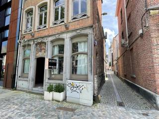 Casco handelsruimte op toplocatie in stadscentrumDeze gelijkvloerse casco handelsruimte in het hart van Mechelen biedt een unieke ruimte van 120m²...