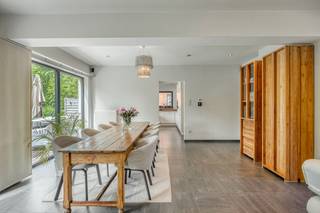 deze mooie, instapklare woning in open bebouwing bevindt zich in Hoksem, een deelgemeente van Hoegaarden. De woning biedt aangename, heldere en open leefruimtes en een inpandige garage op de leefverdieping, 3 kamers en 2 badkamers op de eerste verdieping, een kelderverdieping met o.a. atelier en wasruimte, en een zolderverdieping die desgewenst ook nog ingericht kan worden. De omheinde, aangelegde tuin rond de woning heeft een ruim zonneterras en een verwarmd zwembad.
Omvattende:
Leefverdieping: inkomhal, zit- en eetkamer, keuken, toiletruimte, garage
Eerste verdieping: nachthal, open bureauruimte, master bedroom met en-suite badkamer, 2 slaapkamers, badkamer, toiletruimte
Zolderverdieping: bergzolder
Kelderverdieping: hal, atelier, wasruimte, berging
Oprit, terras en tuin met zwembad: oprit, omheinde, aangelegde tuin met zonneterras en zwembad
Ligging: de woning bevindt zich in Hoksem, een landelijke deelgemeente van Hoegaarden. Het station van Tienen bevindt zich op 5 km en de aansluiting met de E40 op een 7-tal km.
De beschikbaarheid van deze woning is bij akte.
https://www.itimmo.be/bronstraat-27a-hoegaarden