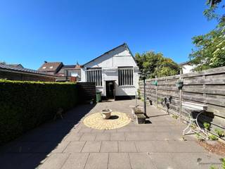 <p><span>Deze gezinswoning in Hamme biedt 149 m² bewoonbare oppervlakte op een perceel van 260 m².</span></p><p><span>De woning omvat een leefruimte, keuken, drie slaapkamers en een badkamer. Dankzij de praktische indeling vormt ze een uitstekende basis voor gezinnen of kopers die de woning naar eigen smaak willen moderniseren.</span></p><p><span>Verder beschikt het pand over een garage voor de wagen.</span></p><p><span>De tuin met terras biedt een aangename buitenruimte, terwijl de ruime werkplaats achteraan tal van mogelijkheden creëert voor hobby's, opslag of een atelier.</span></p><p><span>De woning beschikt over een EPC-label F en dient energetisch gerenoveerd te worden, wat kopers de mogelijkheid biedt om de woning volledig naar eigen smaak en hedendaagse comfortnormen te vernieuwen. </span></p><p><span> </span></p><p><span>Gelegen in Hamme, nabij winkels, scholen en andere voorzieningen, is dit een interessante opportuniteit voor wie op zoek is naar een woning met potentieel, ruime buitenruimte en diverse uitbreidings- of renovatiemogelijkheden.</span></p>