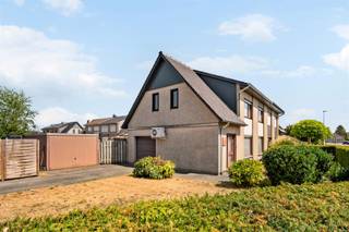 <p>In een rustige laan in Moerbeke staat deze gezinswoning uit 1973 op een perceel van 699 m². Een woning met een stevige basis en veel volume, en met EPC-label D een uitzondering in haar bouwjaar: de renovatieverplichting is hier niet van toepassing.</p><p>Indeling</p><p>Gelijkvloers: inkomhal, apart toilet, leefruimte, keuken, veranda, inpandige garage en toegang tot de tuin.</p><p>Eerste verdieping: nachthal, drie slaapkamers en de badkamer.</p><p>Verder: zolder en bijgebouwen in de tuin.</p><p>Troeven:</p><p>- EPC-label D, geen renovatieverplichting van toepassing</p><p>- Perceel van 699 m² met tuin</p><p>- Inpandige garage en veranda</p><p>- Drie volwaardige slaapkamers</p><p>- Bushalte op minder dan 250 m (mobiscore 6,7/10), dorpskern vlakbij</p><p>Interesse? Boek je bezichtiging via onze website of bel ons rechtstreeks.</p>