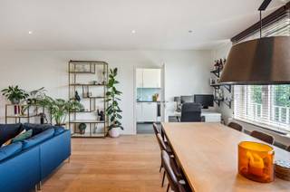 Op zoek naar een lichtrijke, instapklare thuis in Wilrijk? Dit stijlvolle appartement op de 4de verdieping van Ringlaan 71 ligt op een toplocatie: een bruisende buurt met alle dagelijkse voorzieningen binnen handbereik, en toch een groene, rustige omgeving.

Het appartement werd in 2019 van kop tot teen gerenoveerd en in 2026 nog eens volledig opgefrist — instapklaar dus, zonder gedoe. Bij binnenkomst verwelkomt een ruime inkomhal je, met een apart gastentoilet. De warme parketvloer loopt door tot in de lichtrijke leefruimte met aangrenzende keuken, dé plek om te koken en tegelijk gezellig samen te zijn.

Het appartement telt 2 ruime slaapkamers, waarvan één rechtstreeks toegang biedt tot het knusse terras aan de achterzijde — ideaal voor een kop koffie in de ochtendzon of een rustig moment na een drukke dag. De volledig vernieuwde badkamer maakt het plaatje compleet, met een ruime inloopdouche, dubbele lavabo in een zwevend meubel en een handdoekradiator.

Kortom: licht, comfort en stijl in een verzorgd gebouw op een toplocatie in Wilrijk.