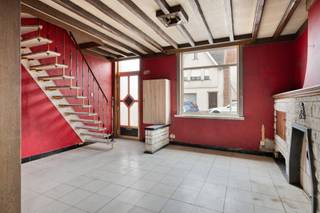 Ben je op zoek naar een renovatieproject of een interessante investeringsopportuniteit met veel potentieel? Dan is deze woning zeker het ontdekken waard! Deze halfopen bebouwing, gelegen in de Dorpstraat 18 te Serskamp, bevindt zich op een uitstekende ligging in het dorpscentrum en biedt tal van mogelijkheden voor wie zijn eigen woonideeën wil realiseren of een pand zoekt met meerwaarde.<br /><br />De woning beschikt over een stevige basis en kan worden omgevormd tot een ruime, comfortabele en gezellige gezinswoning. In het verleden bevonden zich in de achterbouw zowel een keuken als een badkamer. Deze ruimtes zijn momenteel niet meer aanwezig ten gevolge van brandschade, wat de toekomstige eigenaar de kans biedt om deze functies volledig opnieuw en volgens eigen wensen te integreren.<br /><br />Indeling gelijkvloers:<br />Woonkamer<br />Eetkamer<br /><br />Indeling eerste verdieping:<br />Nachthal<br />Drie volwaardige slaapkamers<br /><br />Extra mogelijkheden:<br />Praktische zolderverdieping met voldoende ruimte om extra slaapkamers, een bureau of hobbyruimte te creëren<br />(vaste trap dient nog geplaatst te worden, ruimte is reeds aanwezig)<br /><br />Troeven:<br />Halfopen bebouwing, wat zorgt voor extra licht en een aangenaam ruimtegevoel<br />Oprit<br />Zeer goede ligging in het dorp van Serskamp<br />Vlotte verbinding naar winkels, scholen, openbaar vervoer en andere dagelijkse voorzieningen<br /><br />Bent u op zoek naar een woning met veel potentieel op een goede locatie in Serskamp? Plan vandaag nog uw bezoek!<br />Inschrijven of meer informatie:<br />Via de link: https://albert.immo/listing/7329034 of rechtstreeks bij Robbe: robbe.van.der.cammen@albert.immo | 0498 26 28 49