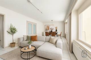 Deze woning met ingebouwde praktijkruimte biedt enorm veel potentieel voor wie wonen en werken wil combineren op één locatie!INDELING: op het...