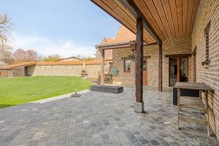 Deze landelijke woning heeft een bewoonbare oppervlakte van 307m² (exclusief loods en garages) en heeft dus tal van potentieel voor iedereen die op zoek is naar veel ruimte op een prachtige locatie waar je volledig tot rust kan komen tussen de weides en velden. Er is zelfs nog extra bouwmogelijkheid op het perceel voor een loods.<br />Je bent ook op minder dan 15 minuten van centrum Ninove waar er verschillende grote winkels zijn, scholen, een treinstation, cultureel centrum,... <br />Indeling: inkomhal met vestiaire en toilet, gezellige woonkamer, keuken, ruime berging/wasplaats met douche, ruim atelier/loods (2 niveaus van circa 50m²), bureau, berging/stookplaats en een garage voor 3 wagens (met 3 kantelpoorten). Op de verdieping: 4 slaapkamers en een badkamer.<br />Tot rust komen doe je op het ruime, zonnige terras of in de grote tuin met serre, stal en houtberging. <br />Aan de woning zijn er nog verschillende percelen weides. Ideaal voor dierenliefhebbers. De percelen samen hebben een totale oppervlakte van 3410m². Voor en naast de woning is er nog voldoende parkeer- en stockagemogelijkheid. <br />EPC label C (geen renovatieverplichting) en elektriciteit is conform.<br />Bel Isa voor een bezoek op het nr 0477/38 99 74