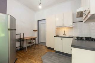 <p>Op te frissen appartement in het centrum van Mortsel, met alle voorzieningen op wandelafstand.</p>
<p>Dit appartement combineert een topligging in het centrum van Mortsel met een vlotte bereikbaarheid en het comfort van stedelijk wonen. Winkels, openbaar vervoer, horeca en dagelijkse voorzieningen bevinden zich vlakbij, waardoor je hier geniet van een praktische en aangename woonomgeving. De lichtrijke leefruimte sluit mooi aan op de functionele keuken, terwijl de slaapkamer een rustige plek biedt om thuis te komen. Dankzij de centrale ligging is dit appartement ideaal voor wie comfortabel wil wonen met alles dichtbij.</p>
<p>Belangrijkste ruimtes:<br />• Woonkamer met aangename lichtinval<br />• Keuken uitgerust met gasfornuis, dampkap, koelkast, diepvries, vaatwasser en enkele spoelbak<br />• Slaapkamer met bekabeling<br />• Badkamer met ligbad, toilet en enkele wastafel</p>
<p>Troeven:<br />• Topligging in het centrum van Mortsel<br />• Vlot bereikbaar met winkels en openbaar vervoer dichtbij<br />• Stedelijk comfort met alles op wandelafstand</p>
<p>Neem vandaag nog contact op met je ERA-makelaar voor een bezoek. JOUW DROOMAPPARTEMENT. ZO GEVONDEN!</p>