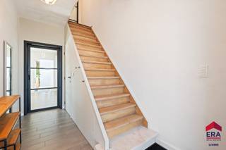 <p><strong>Ben je op zoek naar een instapklare, energiezuinige en volledig gerenoveerde woning met 3 slaapkamers en ruime oprit met een praktische indeling en een aangename buitenruimte? Zo gevonden!</strong></p>

<p>Deze eengezinswoning biedt een bewoonbare oppervlakte van ca. 185 m² en is gelegen op een perceel van ongeveer 298 m², op een gunstige locatie met vlotte verbinding naar invalswegen. Met een EPC-label C, dubbele beglazing en hoogrendementsglas geniet je hier van een goede energieprestatie. De woning is vrij van grote renovatiekosten dankzij de recente vernieuwingen. Bovendien is de woning asbestveilig, wat een extra geruststelling biedt.</p>

<p>Via de inkomhal met gastentoilet kom je binnen in de woning. De lichtrijke leefruimte met eetplaats sluit mooi aan op de recent vernieuwde keuken, die uitgerust is met onder andere een kookplaat, dampkap en vaatwasser, en voorzien is van aansluitingen voor wasmachine en droogkast. Vanuit de leefruimte heb je een aangenaam zicht op de tuin, wat zorgt voor extra licht en een ruimtelijk gevoel.</p>

<p>Op de eerste verdieping bevinden zich twee volwaardige slaapkamers en een vernieuwde badkamer met ligbad, lavabo en toilet. De zolderverdieping (met vernieuwd dak in 2021) werd ingericht als derde slaapkamer en is voorzien van o.a. een cabrio Velux-raam, wat zorgt voor extra lichtinval en een open gevoel.</p>

<p>Buiten geniet je van een onderhoudsvriendelijke tuin die volledig werd aangelegd als terras – de ideale plek om te ontspannen of gezellig samen te zijn met familie en vrienden. Het terras werd in 2024 volledig vernieuwd en is onderhoudsvriendelijk aangelegd. In de tuin bevindt zich bovendien een praktische open berging die kan dienen als loungehoek of extra opslagruimte. Daarnaast beschikt de woning over een ruime garage met automatische poort en bijkomende bergruimte. </p>