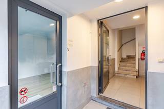 <p><span>Deze moderne kantoorruimte of handelsruimte is gelegen in het centrum van Aalst op wandelafstand van de grote markt en de winkelstraten.<br />De handelsruimte bestaat uit 1 grote ruimte van 115m², apart toilet en kitchenette/berging achteraan.<br />Centrale verwarming met vloerverwarming en airconditioning voorzien. </span></p><p><span>Enkele openbare plaatsen voor kortparkeren bevinden zich vlak voor de deur.</span></p><p><span> </span></p>