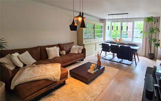 <strong>Fijn en licht appartement met tuin, garagebox en staanplaats op uitstekende ligging te Kapellen</strong><br /><br />Op een uitstekende en rustige ligging nabij kasteel Beukenhof alsook het centrum van Kapellen, vinden we op de eerste verdieping van een kleinschalig gebouw dit aangenaam en lichtrijk appartement.<br /><br />Het appartement geniet een aangename gevelbreedte en werd enkele jaren geleden gerenoveerd. Het geniet bovendien een perfecte indeling: via de ruime inkomhal betreden we de aangename leefruimte met parketvloer alsook volledig uitgeruste open keuken. Het keukengedeelte is voorzien van een tegelvloer en heeft toegang tot een aangenaam (en overdekt) sierterrasje aan de voorzijde. <br />Achteraan het appartement vinden we nog 2 ruime slaapkamers (elk +/- 12,5m²) alsook een derde tussenkamer. Deze ruimte meet 6,53m² en doet heden dienst als dressing. Verder is er nog een geïnstalleerde badkamer met ruime douche, dubbele lavabo met spiegel en sierradiator, alsook een apart toilet.<br />Op de gelijkvloerse verdieping treffen we nog een riante private bergruimte plus wasplaats (+/- 14,5m²) welke tevens voorzien werd van een aansluiting voor wasmachine en droogkast. <br /><br />Bij het appartement is tevens nog een inpandige garagebox van 20m². De garagebox beschikt over een automatische sectionale poort en geeft rechtstreeks toegang tot het gebouw. De breedte van de box bedraagt +/- 2,85m.<br /><br />De maandelijkse provisie bedraagt €50<br /><br />Het appartement is beschikbaar vanaf 01/07/2026.<br /><br />Zie je jezelf al wonen in dit fijne appartement?<br />Stel jezelf kandidaat via de groene knop "Ik ben kandidaat", dit kan via volgende link https://www.vbvastgoed.be/residentieel/te-huur