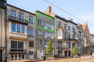 Op zoek naar een instapklaar appartement te koop in Blankenberge? Dit verzorgde appartement van 58 m² biedt een aangename woonomgeving op een centrale locatie en is meteen beschikbaar.<br /><br />De woonst bevindt zich in de De Smet de Naeyerlaan en beschikt over een praktische indeling met één slaapkamer en één badkamer. Dankzij de verzorgde afwerking is dit appartement klaar om er meteen je eigen thuis van te maken. De centrale ligging in Blankenberge zorgt ervoor dat winkels, horeca, openbaar vervoer en het bruisende stadscentrum vlot bereikbaar zijn. Ook als investering of vakantie appartement is deze eigendom bijzonder interessant.<br /><br />Een grote troef vinden we terug in de kleinschaligheid van het gebouw, waardoor er geen beroepssyndicus aanwezig is en de algemene kosten dus beduidend lager zijn dan bij vergelijkbare panden. <br /><br />Interesse in dit appartement te koop in Blankenberge? Vraag vandaag nog je bezoek aan bij Anthony De Clerck van Immo Francois. Het team begeleidt je graag bij de aankoop van vastgoed in Blankenberge.<br /><br />