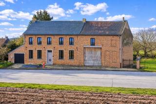 Een gerenoveerde, karakter hoeve (EPC: C) met oa. 3/4 ruime slaapkamers, garage en atelier rustig gelegen op een prachtig zuid-west gericht perceel van 20are 87ca in een groen kader met zicht op velden te Sint-Pieters-Kapelle. Elektrische keuring 100% conform tot 2048.<br /> <br />Op het gelijkvloers: inkomhal met toilet, eetplaats met open volledig geïnstalleerde keuken (32.00m² - verlek, inductiekookplaat met geïntegreerde afzuiginstallatie, afwasmachine), cosy living/leefruimte (23.00m²);<br />Op de eerste verdieping: nachthal met toilet (15.00m²), 2 riante slaapkamers waarvan één met dressing (22.50 / 21.00m²), knappe badkamer (12.00m² - dubbele wastafel + meubel, inloopdouche, ligbad);<br />Op de tweede (zolder)verdieping: af te werken kamers (30.00 / 20.55m²) - dak reeds geïsoleerd;<br />Verder: kelder (28.00m²), schuur/atelier + mezzanine (50.00m²), garage (25.80m²), terras, ideaal georiënteerde en volledig omheinde tuin met verzichten op de velden.<br /><br /><br />Buitenschrijnwerk PVC dubbel glas met vliegenramen (net vernieuwd)<br />Centrale verwarming op stookolie + vloerverwarming (Buderus)<br />EPC: label: C - 16 zonnepanelen (2022) + laadpaal<br />Perceeloppervlakte: 20a 87ca - kadastraal inkomen: 887 EUR<br />Nutsvoorzieningen: alarm, regenwaterput (2000l - aangesloten op wasmachine, toilet, kraantjes)<br /> <br />Stedenbouwkundige inlichtingen in aanvraag.