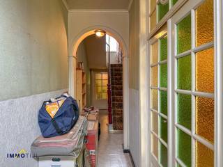 Ben je op zoek naar een karaktervolle woning die je volledig naar eigen smaak kan renoveren? Dan is deze gesloten bebouwing, gunstig gelegen nabij...