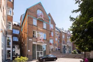 Zoekt u rust en ruimte in een appartement in het centrum van Antwerpen?<br />Dan is dit appartement beslist iets voor u!<br /><br />Dit bemeubelde appartement is op een uiterst gunstige locatie gelegen aan de Scheldekaaien in Antwerpen. <br />Tussen het historisch Centrum en het Eilandje, met een ideale verbinding via de Waaslandtunnel in en uit de stad.<br /><br />Het appartement bevindt zich op de bovenste verdieping van een mooi verzorgd gebouw.<br />Dankzij een groot raampartij overkijkend de Schelde en een grote lichtstraat geniet dit appartement van ongelooflijk veel lichtinval.<br />Dankzij het openplan living concept voelt dit appartement als een toffe stadsloft aan.<br /><br />Met zowel vanuit de leefruimte, als de eetruimte en de keuken geniet u van prachtige zichten op de Kaaien en de Schelde.<br />Vanuit de leefruimte hebt u toegang tot een west-georiënteerd balkon.<br /><br />Achteraan in het appartement bevindt zich de ruime slaapkamer, die rechtstreeks aansluit op de ensuite badkamer. Deze is uitgerust met een grote inloopdouche, een wastafel met praktische onderbouwkasten en een wasmachine, wat zorgt voor extra comfort en gebruiksgemak. In de nachthal bevindt zich daarnaast een gastentoilet, aangevuld met verschillende ingemaakte kasten die zorgen voor de nodige opbergruimte.<br /><br />Huurprijs: 1.150 EUR/maand<br />Kosten: 250 EUR/maand (gas, water, eleketriciteit & internet)<br />Beschikbaarheid: onmiddellijk<br /><br />Heeft u interesse in dit appartement?<br />Contacteer LISTED: +32 3 283 51 51.