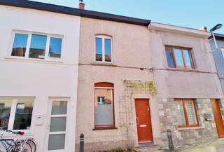 U zoekt een instapklare, goed gelegen en recent gerenoveerde stadswoning in Gent? Dan is deze woning vast en zeker wel wat u zoekt.
De woning heeft een goede verbinding naar de belangrijkste invalswegen rond Gent, met de nabijheid van het openbaar vervoer en op een goede 5 min. fietsen van het stadscentrum.
De indeling is als volgt: een leefruimte met open keuken, een badkamer voorzien van alle comfort en een berging.
Op de eerste verdieping vindt u een slaapkamer welke ook kan functioneren als bureau of als dressing.
Op de tweede verdieping is er een ruime slaapkamer aanwezig.
De woning werd recent volledig gerenoveerd.
Interesse in deze gezellige stadswoning? Maak online uw afspraak op www.vastgoedunicum.be of stuur een e-mail naar verhuur@vastgoedunicum.be