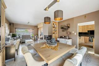 <p><strong>À vendre : maison 3 façades, prête à emménager et économe en énergie, avec 3 chambres et garage, au cœur d'Oostrozebeke.</strong><span></span></p><p>Située dans une rue en cul-de-sac au centre d'Oostrozebeke, cette spacieuse maison 3 façades est implantée sur un beau terrain avec allée, garage et agréable jardin facile d'entretien.</p><p><strong>Composition :</strong><br />Le hall d'entrée avec toilette invités vous accueille dans une habitation lumineuse. Le séjour offre une belle vue sur le jardin et donne accès à une cuisine récente (rénovée en 2019), entièrement équipée, avec coin repas. Le rez-de-chaussée comprend également un garage spacieux. À l'étage, vous trouverez trois chambres, une nouvelle salle de bains (2025) ainsi qu'un WC séparé.</p><p>À l'extérieur, vous profitez d'un jardin facile d'entretien avec abri de jardin. Vous pouvez également utiliser gratuitement (moyennant son entretien) une parcelle de jardin attenante d'environ 160 m².</p><p><strong>LES ATOUTS :</strong></p><ul><li>Panneaux solaires</li><li>Chauffage central au gaz (nouvelle chaudière en 2019)</li><li>Cuisine et salle de bains rénovées (2019 et 2025)</li><li>Citerne d'eau de pluie de 7.500 litres raccordée</li></ul><p><strong>Pour qui ?</strong><br />Idéal pour les personnes à la recherche d'une maison prête à emménager avec allée et garage, située dans un quartier recherché et facilement accessible d'Oostrozebeke.</p><p>À vendre chez <strong>Immo Beguin</strong>, votre expert immobilier depuis 2009, avec des bureaux à Renaix, Waregem, Courtrai, Deinze, Tournai et Lessines.</p><p><strong>Plus d'informations ou une visite ?</strong><br />📧 charlotte@immobeguin.be</p>