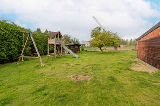 <p>Deze charmante open bebouwing in Heffen is voorzien van een inkomhal met toegang tot de leefruimte en aansluitende de eetkamer. De keuken geeft toegang tot de bergplaats, het toilet en buiten. Op de eerste verdieping zijn 3 ruime slaapkamers, een badkamer met aansluiten een dressing dewelke ook toegang geeft tot de zolderverdieping. De woning is gelegen in een rustige en rustige buurt waar het heerlijk wonen is. U beschikt eveneens over een aangename en grote tuin, perfect om te ontspannen, te spelen of gezellig samen te zijn in alle privacy. Uiteraard ook geschikt voor dierenliefhebbers! Praktisch comfort is gegarandeerd dankzij een verharde oprit en een garage, goed voor voldoende parkeergelegenheid op eigen terrein. Handige uitweg mogelijk via Heffenveldweg. De vlotte verbinding naar belangrijke invalswegen maakt het bovendien eenvoudig om u snel te verplaatsen naar omliggende steden en voorzieningen. Het huidige perceel ondergaat momenteel een opsplitsing, info bij bezoek.</p><p>Stedenbouwkundige info: Gvg - Wg - Gmo - VKr - Gvv</p>