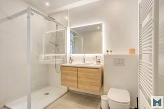 Ontdek dit charmante en praktisch ingedeelde gelijkvloerse appartement van maar liefst 131m² op een toplocatie, vlakbij het groene Park van Laken.<br />Ideaal voor wie comfortabel en centraal wil wonen met alle voorzieningen binnen handbereik.<br /><br />Het karaktervolle appartement beschikt over een inkom, een gezellige leefruimte, praktische keuken met berging, 2 volwaardige slaapkamers en vernieuwde badkamer met ligbad en douche. Extra troeven zijn de charmante sierlijsten, hoge plafonds, authentieke deuren en houten vloeren.<br />Op de benedenverdieping bevindt zich nog een 2e badkamer met douche en een extra ruimte van 22,50m² die perfect kan dienen als bureau, dressing, hobbyruimte of extra bergruimte. Achteraan geniet je van een aangename, privatieve stadskoer van 13,50m² waar u in alle rust kan genieten van een gezellig moment buiten.<br />In de gemeenschappelijke kelder is er bovendien nog een privéberging, handig voor extra opslag.<br /><br />De ligging is een absolute troef: centraal gelegen en in de onmiddellijke nabijheid van openbaar vervoer, winkels en scholen. <br />U geniet hier van een uitstekende bereikbaarheid én een groene omgeving nabij het Park van Laken. Kortom een appartement met veel troeven. Mis deze kans niet! <br /><br />EPC: 320 kWh/m²/j en F label met UC: 20180408-0000525399-01-5<br />Voor meer inlichtingen of een vrijblijvend bezoek kan u contact opnemen met Marik op het nummer 052/21.65.51 of mailen naar info@immomiddelpunt.be.