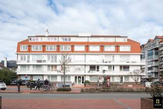 <p><strong>Ocean – Bayauxlaan | Charmant 1-slaapkamerappartement met zeezicht</strong></p>
<p>In de residentie <em>Ocean</em>, op de gegeerde Bayauxlaan en op een steenworp van het strand, bevindt zich dit verzorgd éénslaapkamerappartement met een mooi zeezicht. De lichtrijke woonkamer geniet van ramen op twee gevels en voelt bijzonder ruim en open aan.</p>
<p>De indeling omvat een gezellige leefruimte met open keuken, een volwaardige slaapkamer met ensuite badkamer en toegang tot de fietsenberging in het gebouw.</p>
<p><strong>Troef:</strong> topligging nabij zee, winkels en centrum.</p>
<p><br /><br /><br /></p>