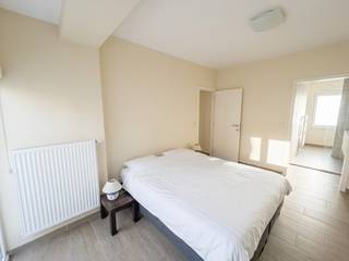 <em><strong>Residentie Gaia</strong></em><br /><br />Gelegen op een zonnige en uitstekende locatie vlak bij de Dumortierlaan en het Yzerpark, vindt u dit gezellige duplexappartement (gelijkvloers en eerste verdieping).<br /><u><strong>Indeling</strong>:</u>
<ul>
<li><strong>Gelijkvloers:</strong> Een volwaardige slaapkamer met toegang tot een gezellig binnenkoertje. Daarnaast beschikt het appartement over een tweede ruime kamer die perfect kan dienen als extra leefruimte, bureau of polyvalente ruimte. De slaapkamer is bovendien voorzien van een ensuite badkamer met aansluitende wasplaats.</li>
<li><strong>Eerste verdieping</strong>: Een lichtrijke leef- en eetruimte met een moderne open keuken. Vanuit de eetruimte stapt u zo het terras op met zicht op het Yzerpark. Verder is er op deze verdieping een royale slaapkamer met een eigen ensuite douchekamer met toegang tot het tweede terras aan de Nieuwpoortstraat.</li>
</ul>
Op elke verdieping is er een afzonderlijk gastentoilet aanwezig. Daarnaast beschikt het pand over twee ruime kelderbergingen en een gemeenschappelijke fietsenberging.<br />Dit appartement is uitermate geschikt als vaste woonplaats of als hoogwaardig tweede verblijf.<br /><br /><u><strong>Huurvoorwaarden:</strong></u>
<ul>
<li>Beschikbaar vanaf: 01/01/2027!</li>
<li>Forfait algemene kost: €75</li>
<li>Zowel voor hoofdverblijf als tweedeverblijf</li>
<li>Optionele tweedeverblijftaks ten laste van de huurder</li>
<li>Enkel privatieve verhuur, niet mogelijk via vennootschap</li>
<li>3 maand huurwaarborg</li>
<li>Kost plaatsbeschrijving 50/50</li>
<li>Nutsvoorzieningen op naam van de huurder</li>
<li>Huurdersverzekering verplicht</li>
</ul>
Bezoeken: Enkel op afspraak (het appartement is momenteel nog bewoond)<br />Heeft u interesse in dit leuke duplexappartement aarzel dan niet om ons te contacteren voor een bezoek!<br /><em>Ref: OGA725</em>
