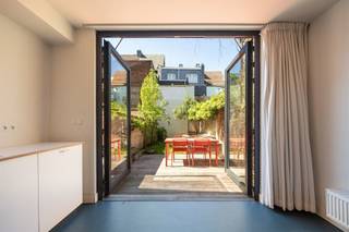 <p><span>Comfortabel wonen in Antwerpen-Noord, met een verrassend ruim gelijkvloers, veel licht en een heerlijke west-gerichte tuin. Hier woon je rustig én stedelijk, op wandelafstand van Park Spoor Noord en alle dagelijkse voorzieningen.</span></p><p><span> </span></p><p><span>Strak, licht &amp; multifunctioneel</span></p><p><span>Je komt binnen via de inkomhal op het gelijkvloers, vroeger een garage en vandaag een bijzonder polyvalente ruimte. Ideaal als extra leefruimte, atelier, hobbyruimte of fietsenberging. Hier vind je ook een vestiairehoek, een apart toilet, aansluiting voor wasmachine en een recente verwarmingsketel. </span></p><p><span>Achteraan opent de woning zich naar een grote leefkeuken met marmoleum vloer. De keuken is volledig geïnstalleerd met dubbele spoelbak, koelkast, diepvries, vaatwasser, gasvuur en dampkap. Via de dubbele deur stap je zo de west-gerichte tuin van ca. 40 m² in: onderhoudsvriendelijk en perfect om lang van de avondzon te genieten.</span></p><p><span> </span></p><p><span>Leefverdieping &amp; slaapkamers</span></p><p><span>De stalen trap brengt je naar de eerste verdieping, waar een lichte leefruimte wacht met mooie visgraatparket. Momenteel zijn hier twee kamers ingericht, waarvan één als salon en één als atelier. Dankzij de vele ramen baadt deze verdieping in het licht en kan je de indeling makkelijk aanpassen aan jouw woonwensen.</span></p><p><span>Op de tweede verdieping bevindt zich de ruime slaapkamer met ensuite badkamer. Die is uitgerust met douche, ligbad, toilet en lavabomeubel.</span></p><p><span> </span></p><p><span>Levendige buurt met toekomst</span></p><p><span>Maatsstraat ligt in een residentiële buurt in Antwerpen-Noord, vlakbij Park Spoor Noord. Buurtwinkels, supermarkten zoals Aldi, Lidl en Albert Heijn, openbaar vervoer en het prachtige art-decobad in de Veldstraat liggen allemaal binnen handbereik. De herontwikkeling van de sites van het Stuivenbergziekenhuis en het Slachthuis geeft deze wijk bovendien een sterke toekomstwaarde.</span></p><p><span> </span></p><p><span>Maatregelenregister: in aanvraag</span></p><p><span> </span></p>