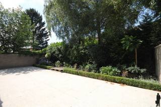 <strong>In het centrum van Brasschaat een gelijkvloers appartement ca. 180m², met terras, tegenover het park!<br /></strong><br /><span><strong>Indeling: </strong></span><br />- Inkomhal op beige natuursteen met vestairekast en toegang tot het gastentoilet. <br />- Vervolgens heeft u toegang tot een ruime leefruimte (ca.45m²) op beige natuursteen. Via opslaande deueren heeft u toegang tot het voorliggend terras.<br />- Vanuit de living komt u verder in de leefkeuken (ca.21m²), voorzien van een aparte berging en wasplaats. Aansluitend bevindt er zich ook een verande die u toegang biedt tot het royale terras (westorëntatie) aan de achterzijde. <br />- De nachthal geeft toegang tot de 2 slaapkamers op parket (ca. 15,5m² - 12,7m²), met dressing cq. bureel (ca. 9,5m²). <br />- Als laatste bevindt er zich een ruime badkamer. Deze zal vernieuwd worden. <br /><br /><br /><span><strong>Algemeen:</strong></span><br />- Het appartement is centraal gelegen nabij het centrum van Brasschaat;<br />- De slaapkamers zijn voorzien van rolluiken;<br />- Alarm aanwezig;<br />- individuele kelderberging en autostaanplaas in de prijs inbegrepen;<br />- Collectieve verwarming (mazoet) voorzien van individuele tussenmeters. Deze worden 2 maal per jaar afgerekend;<br />- individuele meters voor water en elektriciteit;<br />- Algemene onkosten provisie: 180 euro per maand (P<span>oets, ramenwasser, onderhoud voortuin van gemeenschappelijke delen, lift, syndicus, afvalcontainers, conciërge,.)<br /></span><br /><strong>- Het appartement is beschikbaar vanaf 1 Juni 2026.</strong>