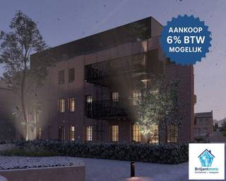 Dit prachtige BEN-appartement (E-peil ≤ 20 – EPC A+) bevindt zich achteraan op de 2e verdieping van deze kleinschalige Residentie met slechts 9 andere eenhedent. Met een bewoonbare oppervlakte van ca. 109m² en een ruim terras gericht op het westen combineert dit appartement hedendaagse architectuur met maximaal wooncomfort.
De lichtrijke leefruimte met open keuken (budget € 15.000 excl. btw) vormt het hart van het appartement en geeft rechtstreeks uit op het terras, waar het heerlijk genieten is van de avondzon. Twee slaapkamers, een stijlvolle badkamer (zelf te kiezen) ,apart toilet en een praktische berging vervolledigen het geheel.
Dankzij vloerverwarming, een lucht-water warmtepomp met actieve koeling, zonnepanelen en hoogrendementsbeglazing woont u hier energiezuinig met een bijzonder lage energiefactuur. Aluminium buitenschrijnwerk, videofonie, lift en privatieve buitenruimte zorgen voor extra kwaliteit en veiligheid.
Ondergronds zijn autostaanplaatsen en privatieve bergingen (verplicht aan te kopen) zijn bereikbaar via een sectionaalpoort en lift.
De ligging is ideaal: rustig in het dorpscentrum van Koningshooikt en toch met vlotte verbindingen naar Lier, Mechelen en Antwerpen.
Prijs appartement 02-02: € 375.000 (excl. kosten).
Ondergrondse parkeerplaatsen vanaf € 30.000 en bergingen vanaf € 5.000.
Interesse? Bel Briljantimmo op 015/420 277 en ontdek dit unieke appartement!
Een realisatie van RDS Contrcut.