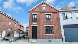 <strong>Charmante gerenoveerde woning met karakter in het hart van Grote-Spouwen</strong><br /><br />Welkom in deze verrassend ruime en grotendeels gerenoveerde karakterwoning, gelegen aan de Sapstraat 5 in het gezellige Grote-Spouwen (Bilzen). Deze woning uit 1918 combineert authentieke charme met hedendaags wooncomfort en biedt maar liefst 198 m² bewoonbare oppervlakte op een perceel van 4a 23ca.<br /><br />Bij het betreden van deze woning voelt u meteen de warme sfeer van deze woning. De recente renovaties zorgen voor een frisse, instapklare uitstraling, terwijl de authentieke elementen mooi behouden bleven. De ramen werden recent volledig vernieuwd in PVC en ook de elektriciteit is conform de huidige wetgeving. Dankzij het EPC-label C geniet u bovendien van een degelijke energieprestatie.<br /><br />De woning beschikt momenteel over 2 volwaardige slaapkamers. De badkamer is zonder twijfel één van de absolute parels van deze woning. Deze werd bijzonder smaakvol en modern afgewerkt en straalt pure luxe en comfort uit. De ruimte is uitzonderlijk groot en praktisch ingericht, waardoor u hier echt een wellnessgevoel ervaart in eigen huis. U geniet er van een stijlvolle inloopdouche én een prachtig ligbad — perfect voor zowel een snelle verfrissende start van de dag als een ontspannen avondmoment. Daarnaast is er een vaste trap naar de zolderverdieping, die na verdere afwerking perfect kan ingericht worden als extra slaapkamer, hobbyruimte, bureau of speelkamer. Ideaal voor wie graag wat extra ruimte creëert naar eigen smaak.<br /><br />De hoogwaardige materialen, de moderne afwerking en het gevoel van ruimte maken van deze badkamer een echte eyecatcher waar comfort centraal staat.<br />Achter de woning bevindt zich nog een multifunctioneel bijgebouw dat tal van mogelijkheden biedt: atelier, opslagruimte, hobbyruimte, fietsenberging of zelfs een gezellige buitenbar voor lange zomeravonden. Verder geniet u achteraan van een aangenaam tuintje waar het heerlijk vertoeven is in alle rust.<br /><br />Extra troef: aan de achterzijde bevindt zich bovendien nog een bijkomend perceel van 3a 73ca dat eventueel mee kan aangekocht worden. Hierdoor beschikt u over een totale perceeloppervlakte van maar liefst 7a 96ca — een mooie meerwaarde voor wie extra tuinruimte, parkeermogelijkheden of uitbreidingspotentieel zoekt.<br /><br /><u><strong>Centrale ligging met vlotte verbindingen</strong></u><br />Grote-Spouwen staat gekend om zijn rustige, dorpse karakter gecombineerd met een uitstekende bereikbaarheid. Vanuit de woning bereikt u vlot Bilzen, Tongeren en Maastricht, waardoor u geniet van een ideale mix tussen rustig wonen en een goede verbinding naar omliggende steden en gemeenten.<br />In de buurt vindt u verschillende gezellige brasserieën, eetzaakjes en lokale handelaars waar het heerlijk genieten is van een hapje en een drankje. Ook scholen, winkels en ontspanningsmogelijkheden bevinden zich op korte afstand.<br /><br />Kortom: een karaktervolle woning met ruimte, mogelijkheden en een uitstekende ligging — ideaal voor gezinnen, koppels of wie op zoek is naar een instapklare woning met extra potentieel.<br /><br />Neem gerust een kijkje in de 3D-tour en wandel alvast virtueel door de ruimte - wel zo makkelijk én leuk!<br />https://my.matterport.com/show/?m=AHVWataJRDC<br /><br />STEDENBOUWKUNDIGE INFORMATIE:<br />- Stedenbouwkundige vergunning ontvangen: neen<br />- Stedenbouwkundige bestemming: Woongebied met landelijk karakter<br />- Verkavelingvergunning: neen<br />- Voorkooprecht RUP: neen<br />- Dagvaarding voor inbreuk op de stedenbouwkundige voorschriften: neen<br />- Overstromingsgevoeligheid van uw vastgoed:<br />P-score: A<br />G-score: A<br />EPC: C label, 275 kWH/m²<br />Certificaatcode: 20251219-0002806422-RES-2<br /><br />Wens jij deze charmante woning te bezichtigen? Aarzel niet en neem contact met ons op, we staan voor je klaar!<br />Tel.: 0032 497 84 48 80<br />E-mail: info@caenenvastgoed.be<br /><br />Tot binnenkort!<br /> 