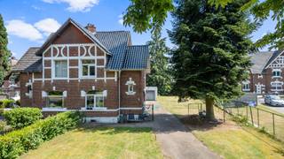 Bent u op zoek naar een karaktervolle woning met een ruim perceel, een rustige ligging én alle dagelijkse voorzieningen binnen handbereik? Dan is deze charmante halfopen bebouwing aan de Kastanjelaan 71 in Maasmechelen absoluut een bezoek waard.<br /><br />Gelegen op een royaal perceel van maar liefst 8a 50ca, geniet u hier van een heerlijke woonomgeving waar rust, privacy en ruimte centraal staan. De woning beschikt over een ruime tuin waar kinderen naar hartenlust kunnen spelen, waar u volop kunt genieten van zonnige dagen of uw eigen groene oase kunt creëren.<br /><br />Binnen treft u een aangename en lichtrijke leefruimte met een gezellige zithoek en eetplaats. Dankzij de grote raampartijen geniet u de hele dag van veel natuurlijk licht, wat zorgt voor een warme en uitnodigende sfeer. De woning biedt bovendien een uitstekende basis om volledig naar eigen smaak verder af te werken of te moderniseren.<br /><br />De ligging is zonder meer een van de grootste troeven. In deze rustige straat woont u in alle sereniteit, terwijl winkels, supermarkten, scholen, openbaar vervoer en belangrijke verbindingswegen zich op korte afstand bevinden.<br />Ook voor ontspanning en vrije tijd zit u hier uitstekend. Maasmechelen Village ligt op minder dan vijf minuten rijden, ideaal voor een dagje shoppen of een gezellige lunch. Daarnaast bevindt u zich vlak bij het prachtige Terhills en het Nationaal Park Hoge Kempen, waar eindeloze wandel- en fietsroutes op u wachten.<br /><br />Maasmechelen staat bekend om zijn veelzijdige culinaire aanbod. Van gezellige brasserieën en sfeervolle bistro's tot authentieke Italiaanse, Turkse, Libanese, Mediterrane en Aziatische restaurants: er is voor ieder wat wils. Of u nu zin heeft in een uitgebreide lunch, een gastronomisch diner of een gezellige avond met vrienden, u vindt het allemaal op slechts enkele minuten van de woning<br /><br />Wens jij deze karaktervolle woning te bezichtigen? Aarzel niet en neem contact met ons op, we staan voor je klaar!<br />Tel.: 0032 497 84 48 80<br />E-mail: info@caenenvastgoed.be<br /><br />Tot binnenkort!<br />