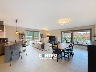 Recent appartement met 2 ruime slaapkamers, ruim ZUIDgericht zonneterras (met elektrische zonnewering)  en private parkeerplaats te Maldegem!<br /><br /><strong>INDELING:<br /><u><em>Eerste verdieping:</em></u></strong><br />Inkomhal - RUIME living - volledig ingerichte keuken (O.a. met fornuis, dampkap, oven, dubbele spoelbak en vaatwasmachine) - berging/wasplaats (met voorzieningen voor wasmachine en droger) - badkamer (O.a. met dubbel lavabomeubel, hangtoilet, douche én ligbad) - afzonderlijk gastentoilet (met lavabo) - 2 RUIME slaapkamers - ruim terras met bijhorende overkapping met elektrisch bedienbare zonnescreens.<br /><br /><u><em><strong>Gelijkvloers:</strong></em></u><br />Private parkeerplaats.<br /><br /><u><strong>Opmerkingen:</strong></u><br /><strong>- ENERGIEZUINIG appartement: EPC = 113 kWh/m2 (B)!</strong><br />- Elektrische zonnewering op terras ('Renson') aanwezig.<br />- Elektrische zonnewering in living aanwezig.<br />- Terrasverwarming aanwezig.<br />- Elektriciteit GOEDgekeurd!<br />- Lift aanwezig.<br />- Aluminium ramen.<br />- Op wandelafstand van bushalte.<br />- Gemeenschappelijke fietsenberging aanwezig.<br /><br />Interessant appartement voor JONG en OUD! Aarzel zeker niet om ons te contacteren voor een bezoek ter plaatse: 050/70.01.02 - info@centro.be.