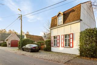 Deze karaktervolle woning geniet absolute privacy en ligt in een groene, rustige omgeving op wandelafstand van het dorpscentrum van...