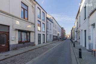 <p>Deze moderne, bijna-energieneutrale nieuwbouwwoning met <strong>E-peil 15</strong> is ideaal voor <strong>co-housing</strong> en bevindt zich op een toplocatie in Gent, vlak bij de Vrijdagmarkt en het historische Patershol.</p>
<p>De woning beschikt over <strong>4 slaapkamers</strong>, verdeeld over verschillende verdiepingen, een ruime gemeenschappelijke leefruimte met open keuken en een <strong>zonnig terras</strong>. Daarnaast biedt de multifunctionele ruimte mogelijkheden als coworkingplek, bureau, bibliotheek of extra leefruimte.</p>
<p>De slimme indeling combineert <strong>gezamenlijk wonen met voldoende privacy</strong>. Dankzij de centrale ligging zijn winkels, horeca, cultuur en openbaar vervoer vlot bereikbaar.</p>
<p><strong>Een energiezuinige en moderne woning, perfect voor wie samen wil wonen in het hart van Gent.</strong></p>