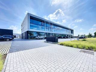 Dit high-end afgewerkt kantoor te huur bevindt zich op de eerste verdieping van een recent kantoorgebouw en geniet een uitstekende...