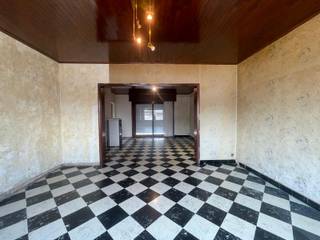 <strong>Ruime woning met 3 slaapkamers en garage te koop in Geluwe.</strong><br />Op zoek naar een gezellige woning die u nog volledig kan renoveren naar eigen smaak? Dan is dit een unieke kans.<br /><br /><strong>Indeling:</strong><br /><u>Gelijkvloers:</u> ruime inkomhal, apart toilet, leefruimte, keuken, berging, garage, tuin en tuinhuis<br /><u>1ste verdiep:</u> 3 slaapkamers en de badkamer<br /><u>Zolder:</u> extra slaapkamer mogelijk<br /><br /><strong>Troeven:</strong>
<ul><li>Rustige ligging</li><li>Veel potentieel</li><li>Mogelijkheid tot 4 slaapkamers</li><li>Ruime tuin</li><li>Garage</li></ul>
Renovatieplicht